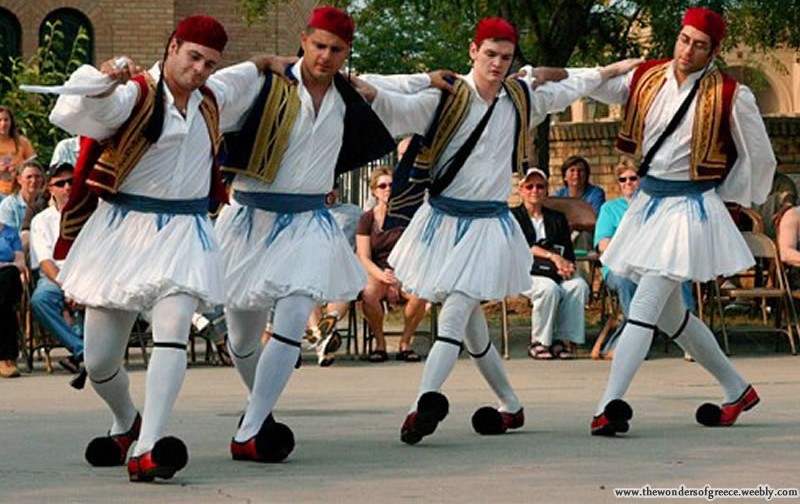Grecy tańczą zorbę